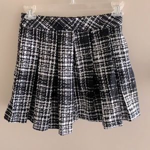 Banana republic black and white pleated skirt
